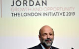 Le Premier ministre jordanien Omar Razzaz s'exprime lors de la Conférence sur la croissance et les opportunités en Jordanie, à Londres, le 28 février 2019. (Toby Melville/PA via AP)