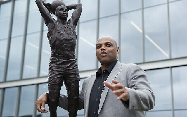 Charles Barkley pose à côté d'une sculpture à son effigie au centre d'entraînement du club de NBA des Philadelphia 76ers, dans le Newy Jersey, le 13 septembre 2019. (AP Photo/Matt Rourke) Charles Barkley pose à côté d'une sculpture à son effigie au centre d'entraînement du club de NBA des Philadelphia 76ers, dans le Newy Jersey, le 13 septembre 2019. (AP Photo/Matt Rourke)