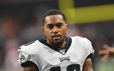 Le joueur des Philadelphia Eagles  DeSean Jackson s'échauffe avant la première mi-temps d'un match de la NFL contre les Atlanta Falcons, le dimanche 15 septembre 2019 à Atlanta. (AP Photo/John Amis)