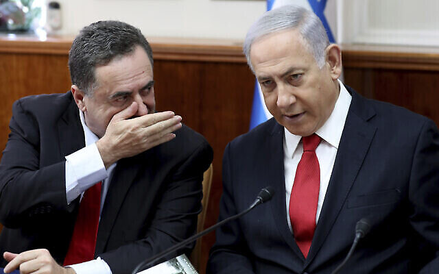 Le Premier ministre Benjamin Netanyahu, et le ministre des Affaires étrangères, Israel Katz, lors de la réunion hebdomadaire du cabinet au bureau du Premier ministre, à Jérusalem, le 27 octobre 2019. (Crédit : Gali Tibbon/Pool Photo via AP/Dossier) Le Premier ministre Benjamin Netanyahu, et le ministre des Affaires étrangères, Israel Katz, lors de la réunion hebdomadaire du cabinet au bureau du Premier ministre, à Jérusalem, le 27 octobre 2019. (Crédit : Gali Tibbon/Pool Photo via AP/Dossier)