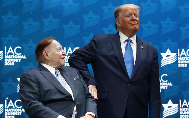 Le président américain Donald Trump (à droite) tape sur le bras de Sheldon Adelson, directeur général de la Las Vegas Sands Corporation et méga-donateur républicain, avant de s'exprimer lors du sommet national du Israeli American Council [Conseil Israélien Américain] à Hollywood, en Floride, le 7 décembre 2019. (Patrick Semansky/AP)