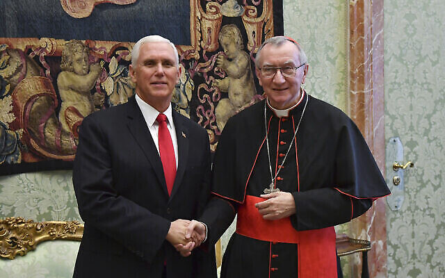 Le vice-président américain Mike Pence,  à gauche, serre la main au secrétaire d'Etat du Vatican Pietro Parolin après une audience privée avec le Pape François au Vatican, le 24 janvier 2020. (Crédit : Alessandro Di Meo/Pool Photo via AP)