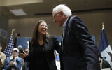 Bernie Sanders, à droite, rit avec la démocrate de New-York, Alexandria Ocasio-Cortez, lors d'un événement de campagne à Storm Lake, dans l'Iowa, le 26 janvier 2020 (Crédit : AP Photo/John Locher)