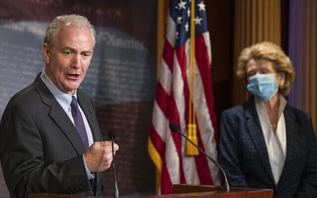 Le sénateur américain Chris Van Hollen, démocrate du Maryland, avec la sénatrice Debbie Stabenow, démocrate du Wisconsin, (à droite), s'exprime lors d'une conférence de presse au Capitole, le 16 juin 2020, à Washington. (AP Photo/Manuel Balce Ceneta) Le sénateur américain Chris Van Hollen, démocrate du Maryland, avec la sénatrice Debbie Stabenow, démocrate du Wisconsin, (à droite), s'exprime lors d'une conférence de presse au Capitole, le 16 juin 2020, à Washington. (AP Photo/Manuel Balce Ceneta)