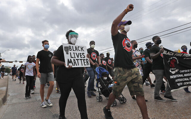 Des manifestants défilent lors d'une manifestation "Black Lives Matter" organisée par la Dallas Black Firefighters Association, le 19 juin 2020 à Dallas. (AP Photo/LM Otero)