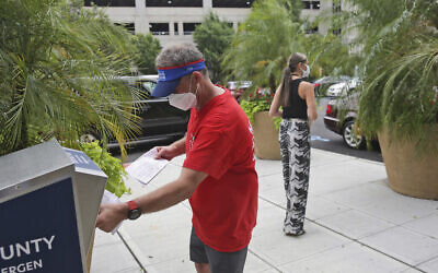 À titre d'Illustration : Richard Lynch envoie son bulletin de vote par la Poste à Hackensack, dans le New Jersay, le 7 juillet 2020. (Crédit : AP Photo/Seth Wenig)