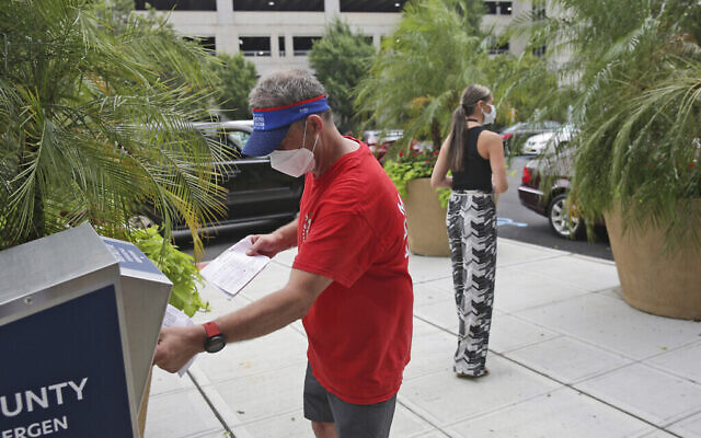 À titre d'Illustration : Richard Lynch envoie son bulletin de vote par la Poste à Hackensack, dans le New Jersay, le 7 juillet 2020. (Crédit : AP Photo/Seth Wenig) À titre d'Illustration : Richard Lynch envoie son bulletin de vote par la Poste à Hackensack, dans le New Jersay, le 7 juillet 2020. (Crédit : AP Photo/Seth Wenig)