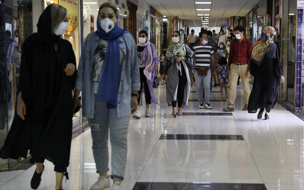 Des personnes portant des masques de protection pour lutter contre la propagation du coronavirus traversent le centre commercial Nasr à Téhéran, en Iran, le 15 juillet 2020. (Crédit : AP Photo/Vahid Salemi) Des personnes portant des masques de protection pour lutter contre la propagation du coronavirus traversent le centre commercial Nasr à Téhéran, en Iran, le 15 juillet 2020. (Crédit : AP Photo/Vahid Salemi)