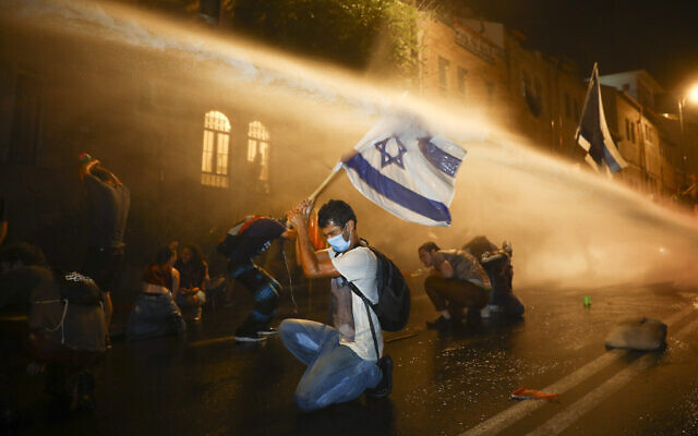 La police utilise un canon à eau lors d'une manifestation contre le Premier ministre Benjamin Netanyahu à Jérusalem, le 18 juillet 2020. (Oded Balilty / AP)