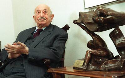 Le chasseur de nazis autrichien Simon Wiesenthal lors d'un événement à Vienne, le 19 mars 1999. (Ronald Zak/AP)