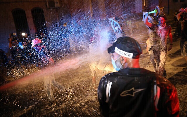 La police utilise des canons à eau contre les manifestants, aux abords de la résidence du Premier ministre Benjamin Netanyahu à Jérusalem, le 18 juillet 2020. (Crédit : Olivier Fitoussi/Flash90)