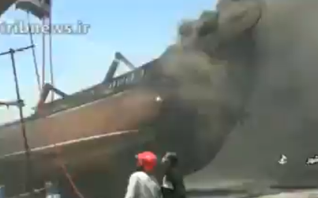 Capture d'écran d'un incendie sur un navire dans le port de Bushehr, dans le sud de l'Iran, le 15 juillet 2020. (Capture d'écran : Twitter)