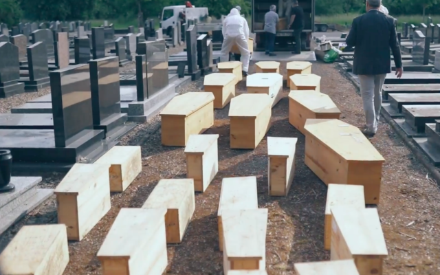 L’opération de réinhumation de 29 sépultures juives du cimetière de Valenton, dans le Val-de-Marne, à celui de Metz, dans l’est de la France, menée par l’l’ACIP Créteil. (Crédit : capture d’écran ACIP Créteil / Facebook)