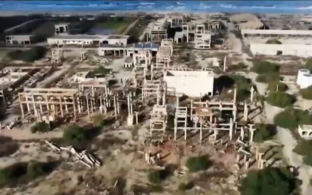 Vue aérienne des ruines de l'usine de l'Electrochemical Industries Company , à proximité d'Akko, dans le nord du pays (Crédit : Hillel Tatro/Capture d'écran Treizième chaîne) Vue aérienne des ruines de l'usine de l'Electrochemical Industries Company , à proximité d'Akko, dans le nord du pays (Crédit : Hillel Tatro/Capture d'écran Treizième chaîne)