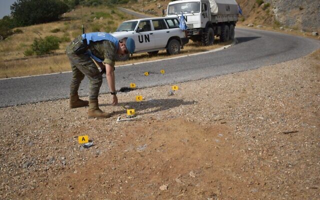 Les soldats de la FINUL inspectent un site touché par des munitions israéliennes pendant une attaque déjouée sur la frontière entre Israël et le Liban, le 29 juillet 2020 (Crédit : FINUL)