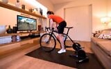En juillet, des milliers de cyclistes participent à un tour de France virtuel sur Zwift. (Crédit : Zwift)