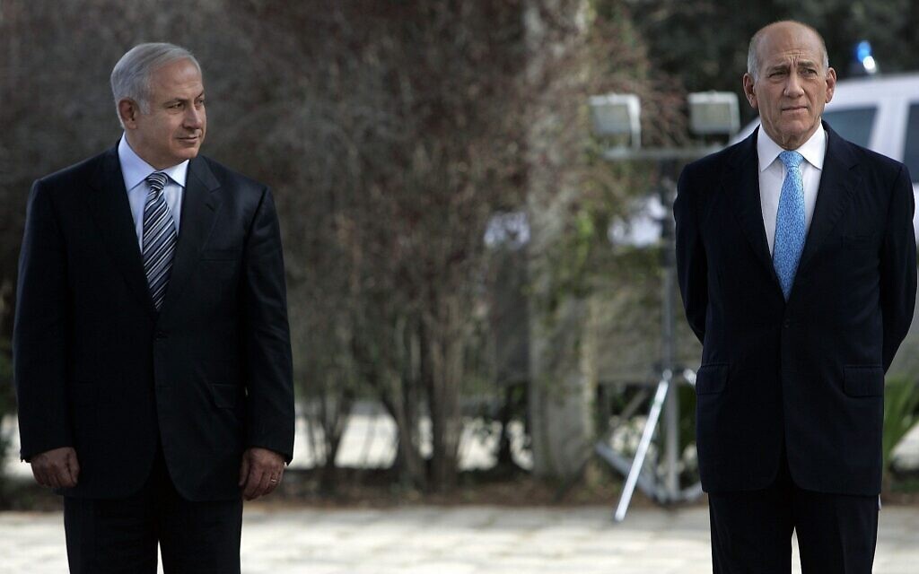 Benjamin Netanyahu (à gauche) et Ehud Olmert lors d'une cérémonie de passation des pouvoirs du Premier ministre, à la Résidence du Président à Jérusalem, le 1er avril 2009. (Daniel Bar On/Pool/Flash90)