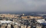 Une vue du Dôme du rocher recouvert de neige depuis la promenade Armon Hanatziv, dans le sud de Jérusalem, le 14 décembre 2013 (Crédit : Yonatan Sindel/Flash90)