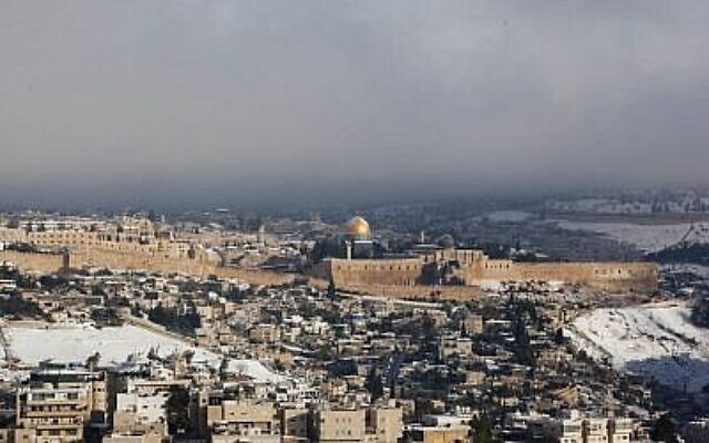 Une vue du Dôme du rocher recouvert de neige depuis la promenade Armon Hanatziv, dans le sud de Jérusalem, le 14 décembre 2013 (Crédit : Yonatan Sindel/Flash90)