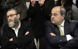 Le député arabe Ahmad Tibi (à droite) avec Moshe Gafni (à gauche) du parti Yahadout HaTorah lors d'une réunion de l'opposition à la Knesset, le 9 mars 2014. (Tomer Neuberg/Flash90)