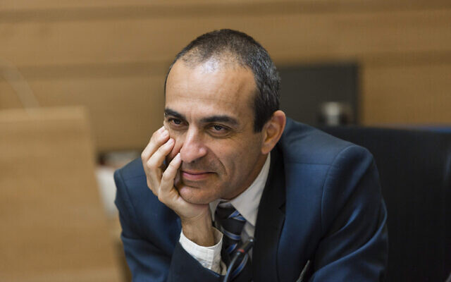 Le directeur-général du ministère de la Santé en 2014, le professeur Ronni Gamzu , lors d'une réunion de la commission des Finances à la Knesset de Jérusalem, le 23 avril 2014 (Crédit : Flash90)
