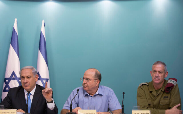 Le Premier ministre israélien Benjamin Netanyahu, (à gauche), l'ex-ministre de la Défense Moshe Yaalon (au centre), et l'ex-chef de Tsahal Benny Gantz lors d'une conférence de presse à Jérusalem, le 27 août 2014. (Yonatan Sindel/Flash90) Le Premier ministre israélien Benjamin Netanyahu, (à gauche), l'ex-ministre de la Défense Moshe Yaalon (au centre), et l'ex-chef de Tsahal Benny Gantz lors d'une conférence de presse à Jérusalem, le 27 août 2014. (Yonatan Sindel/Flash90)