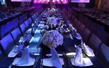 Des tables de mariage dans une salle de réception. (Crédit : Yaakov Naumi/Flash90)