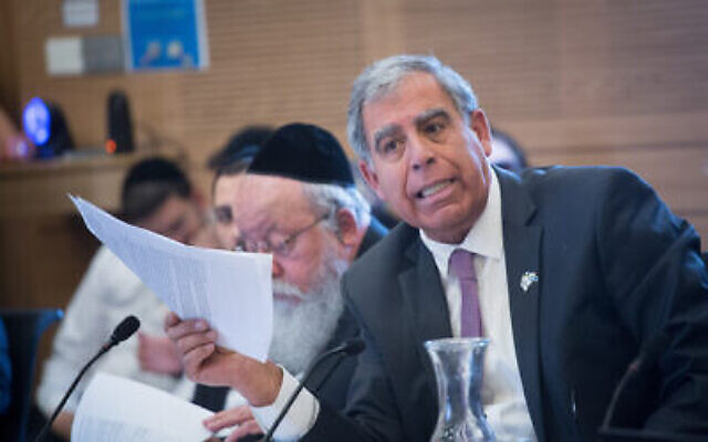 Le député Mickey Levy pendant un vote sur le budget de l'Etat à la commission des Finances à la Knesset, le 12 mars 2018 (Crédit :Miriam Alster/Flash90) Le député Mickey Levy pendant un vote sur le budget de l'Etat à la commission des Finances à la Knesset, le 12 mars 2018 (Crédit :Miriam Alster/Flash90)
