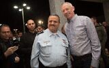 Roni Alsheich (à gauche), alors chef de la police israélienne, pose pour une photo avec Benny Gantz (à droite), ancien chef d'état-major de l'armée israélienne, lors d'une cérémonie marquant le départ à la retraite de M. Alsheich, à Beit Shemesh, le 29 novembre 2018. (Yonatan Sindel/Flash90)