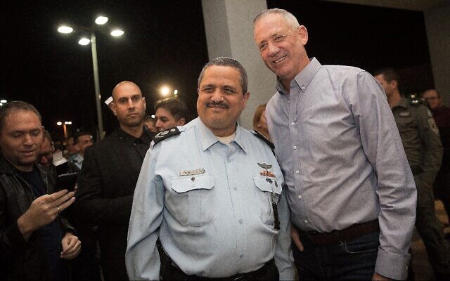 Roni Alsheich (à gauche), alors chef de la police israélienne, pose pour une photo avec Benny Gantz (à droite), ancien chef d'état-major de l'armée israélienne, lors d'une cérémonie marquant le départ à la retraite de M. Alsheich, à Beit Shemesh, le 29 novembre 2018. (Yonatan Sindel/Flash90) Roni Alsheich (à gauche), alors chef de la police israélienne, pose pour une photo avec Benny Gantz (à droite), ancien chef d'état-major de l'armée israélienne, lors d'une cérémonie marquant le départ à la retraite de M. Alsheich, à Beit Shemesh, le 29 novembre 2018. (Yonatan Sindel/Flash90)