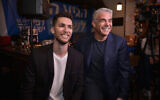 Le dirigeant de Yesh Atid, Yaïr Lapid (à droite) et le député Idan Roll, lors d'une conférence de presse, à Tel Aviv, le 7 février 2019. (Crédit : Flash90)