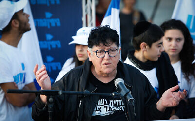 La résidente et activiste du sud de Tel Aviv Sheffi Paz s' est exprimée pendant une visite d'Ayelet Shaked dans le sud de Tel Aviv, le 2 avril 2019 (Crédit : Roy Alima/Flash90)
