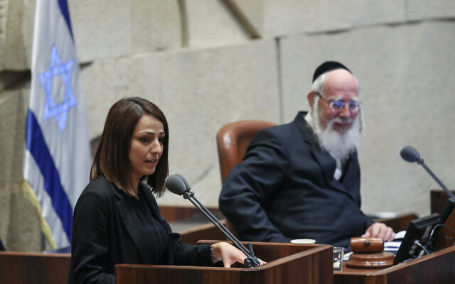 La députée Gadeer Mreeh, qui appartenait à Kakhol lavan à l'époque, à gauche, à la Knesset, le 20 mai 2019 (Crédit : Noam Revkin Fenton/Flash90) La députée Gadeer Mreeh, qui appartenait à Kakhol lavan à l'époque, à gauche, à la Knesset, le 20 mai 2019 (Crédit : Noam Revkin Fenton/Flash90)