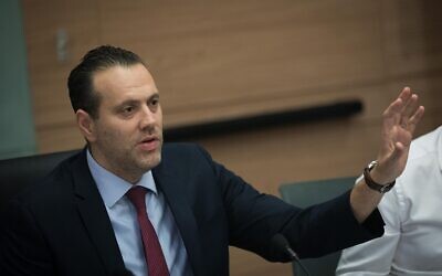 Le député et chef de la coalition actuel Miki Zohar lors d'une commission à la Knesset de Jérusalem, le 21 mai 2019 (Crédit : Yonatan Sindel/Flash90)