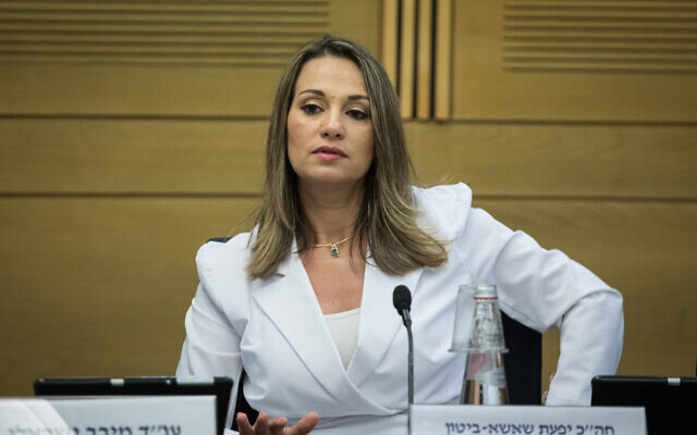 Yifat Shasha-Biton, membre de la Knesset, assiste à la commission de l'éducation, de la culture et des sports, le 15 juillet 2019. (Hadas Parush/Flash90) Yifat Shasha-Biton, membre de la Knesset, assiste à la commission de l'éducation, de la culture et des sports, le 15 juillet 2019. (Hadas Parush/Flash90)