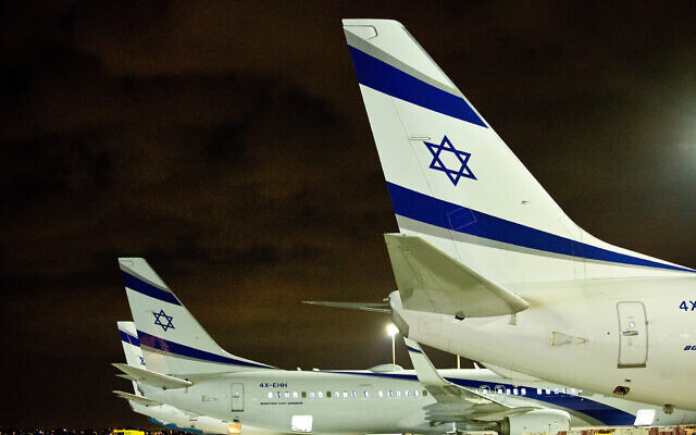 Des avions de la compagnie aérienne israélienne El Al sont stationnés à l'aéroport Ben Gurion de Lod, en Israël, le 16 mars 2018. (Moshe Shai/Flash90)
