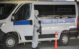 Des gardiens de prison portant des vêtements de protection à titre préventif contre le coronavirus, vus lors du transport d'un prisonnier suspecté d'être atteint du coronavirus au centre médical Shaare Zedek à Jérusalem, le 30 mars 2020. (Yossi Zamir/Flash90)