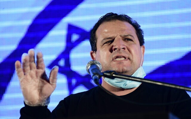 Ayman Odeh, leader de la Liste arabe unie, s'exprime lors d'une manifestation contre le Premier ministre Benjamin Netanyahu sur la place Rabin à Tel Aviv, le 19 avril 2020. (Tomer Neuberg/Flash90) Ayman Odeh, leader de la Liste arabe unie, s'exprime lors d'une manifestation contre le Premier ministre Benjamin Netanyahu sur la place Rabin à Tel Aviv, le 19 avril 2020. (Tomer Neuberg/Flash90)