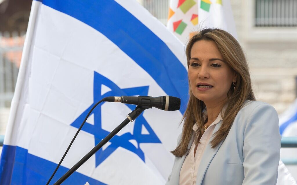 La députée du Likud Yifat Shasha-Biton lors d'une cérémonie de passation de pouvoir au ministère du Logement et de la Construction à Jérusalem, le 18 mai 2020. (Photo par Olivier Fitoussi/Flash90)