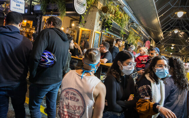 Des Israéliens assis dans des bars et des restaurants de Jérusalem, le 27 mai 2020 (Crédit : Olivier Fitoussi/Flash90) Des Israéliens assis dans des bars et des restaurants de Jérusalem, le 27 mai 2020 (Crédit : Olivier Fitoussi/Flash90)