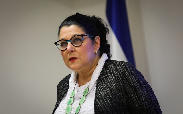 La professeure Siegal Sadetzki, directrice de la santé publique au ministère de la Santé, s'exprime lors d'une conférence de presse sur le coronavirus COVID-19, au ministère de la Santé à Jérusalem, le 31 mai 2020. (Flash90) La professeure Siegal Sadetzki, directrice de la santé publique au ministère de la Santé, s'exprime lors d'une conférence de presse sur le coronavirus COVID-19, au ministère de la Santé à Jérusalem, le 31 mai 2020. (Flash90)