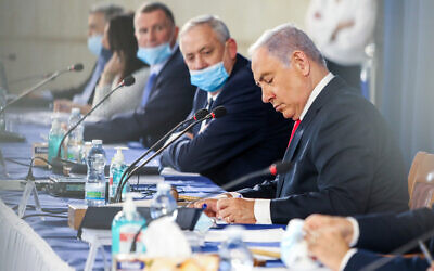 Le Premier ministre Benjamin Netanyahu, (à droite), et le ministre de la Défense Benny Gantz dirigent une réunion hebdomadaire du cabinet, au ministère des Affaires étrangères à Jérusalem, le 7 juin 2020. (Marc Israel Sellem)