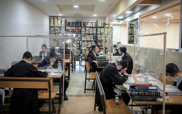 Des Juifs ultra-orthodoxes étudient la Torah en petits groupes dans la yeshiva Imrei Emes de la secte Gur, dans le quartier ultra-orthodoxe de Bnei Brak, le 16 juin 2020 (Crédit : Yossi Zeliger/Flash90) Des Juifs ultra-orthodoxes étudient la Torah en petits groupes dans la yeshiva Imrei Emes de la secte Gur, dans le quartier ultra-orthodoxe de Bnei Brak, le 16 juin 2020 (Crédit : Yossi Zeliger/Flash90)