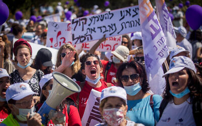 Des travailleurs sociaux israéliens protestent contre leurs conditions de travail devant la Knesset, le 25 juin 2020. (Crédit : Yonatan Sindel/Flash90)