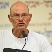 Le militant israélien et ancien général de l’armée de l’Air Amir Haskel tient une conférence de presse à Tel Aviv, le 28 juin 2020. (Avshalom Sassoni/Flash90)