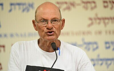 Le militant israélien et ancien général de l’armée de l’Air Amir Haskel tient une conférence de presse à Tel Aviv, le 28 juin 2020. (Avshalom Sassoni/Flash90) Le militant israélien et ancien général de l’armée de l’Air Amir Haskel tient une conférence de presse à Tel Aviv, le 28 juin 2020. (Avshalom Sassoni/Flash90)