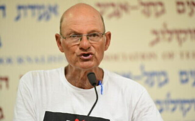 Le militant israélien et ancien général de l’armée de l’Air Amir Haskel tient une conférence de presse à Tel Aviv, le 28 juin 2020. (Avshalom Sassoni/Flash90) Le militant israélien et ancien général de l’armée de l’Air Amir Haskel tient une conférence de presse à Tel Aviv, le 28 juin 2020. (Avshalom Sassoni/Flash90)