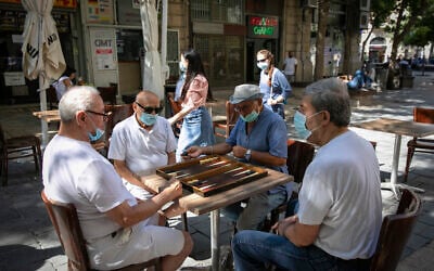 Des habitants de Jérusalem jouent au backgammon dans le centre ville, le 30 juin 2020. (Olivier Fitoussi/Flash90)