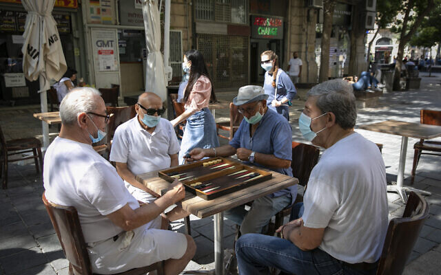 Des habitants de Jérusalem jouent au backgammon dans le centre ville, le 30 juin 2020. (Olivier Fitoussi/Flash90) Des habitants de Jérusalem jouent au backgammon dans le centre ville, le 30 juin 2020. (Olivier Fitoussi/Flash90)