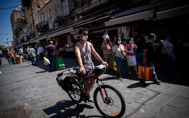 Des personnes portant des masques au marché Mahane Yehuda à Jérusalem, le 3 juillet 2020. (Yonatan Sindel / Flash90)